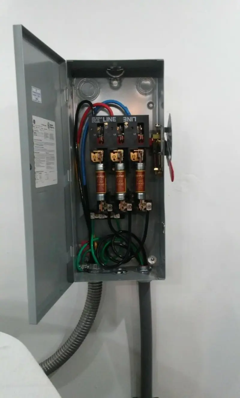 Three-phase disconnect switch installed for Smoke Detector Installation in Norway